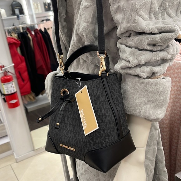 MICHAEL KORS 35F2GM9M1B MERCER SMALL BUCKET DRAWSTRING CROSSBODY IN BLACK - Picture 13 of 16